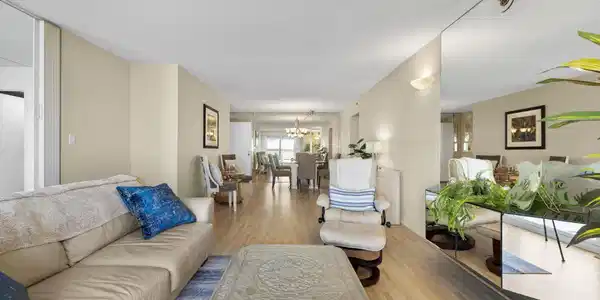 Image 4: living room