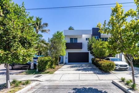 906 NE 15th Ave