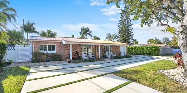 733 SE 10th Avenue