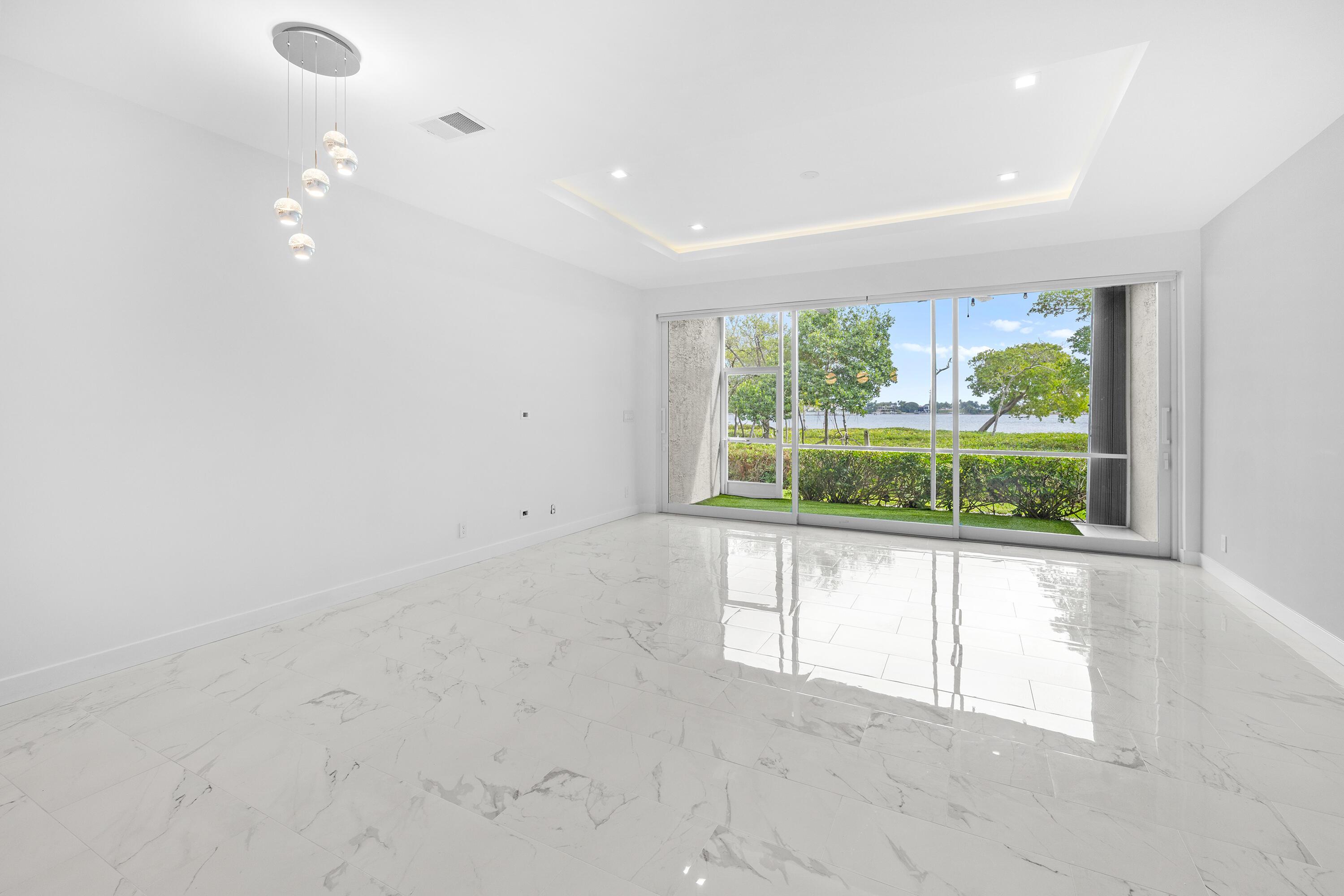 Image 4: Living room