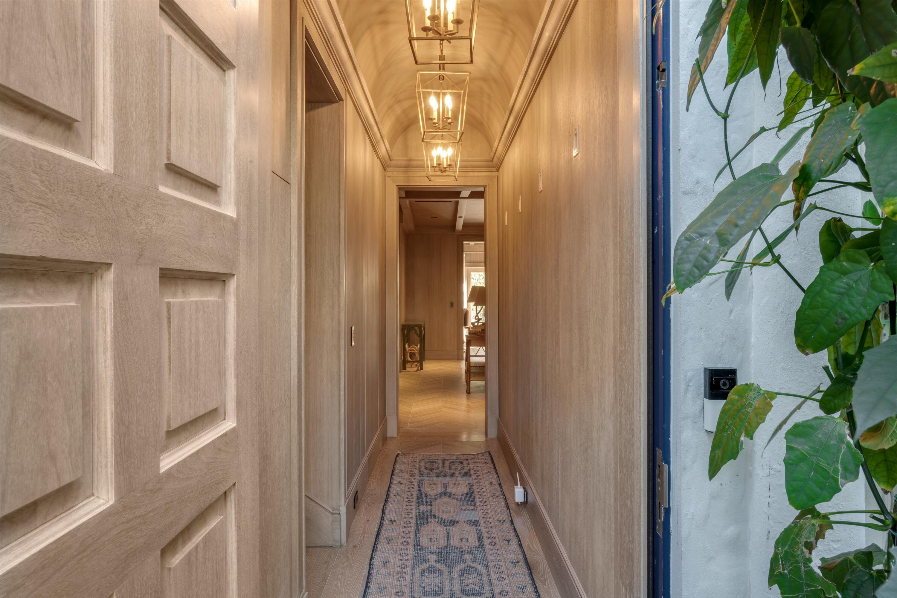 Image 3: FOYER_STRAIGHT_EB
