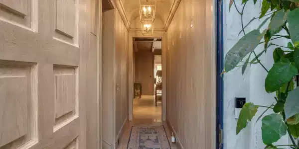 Image 3: FOYER_STRAIGHT_EB