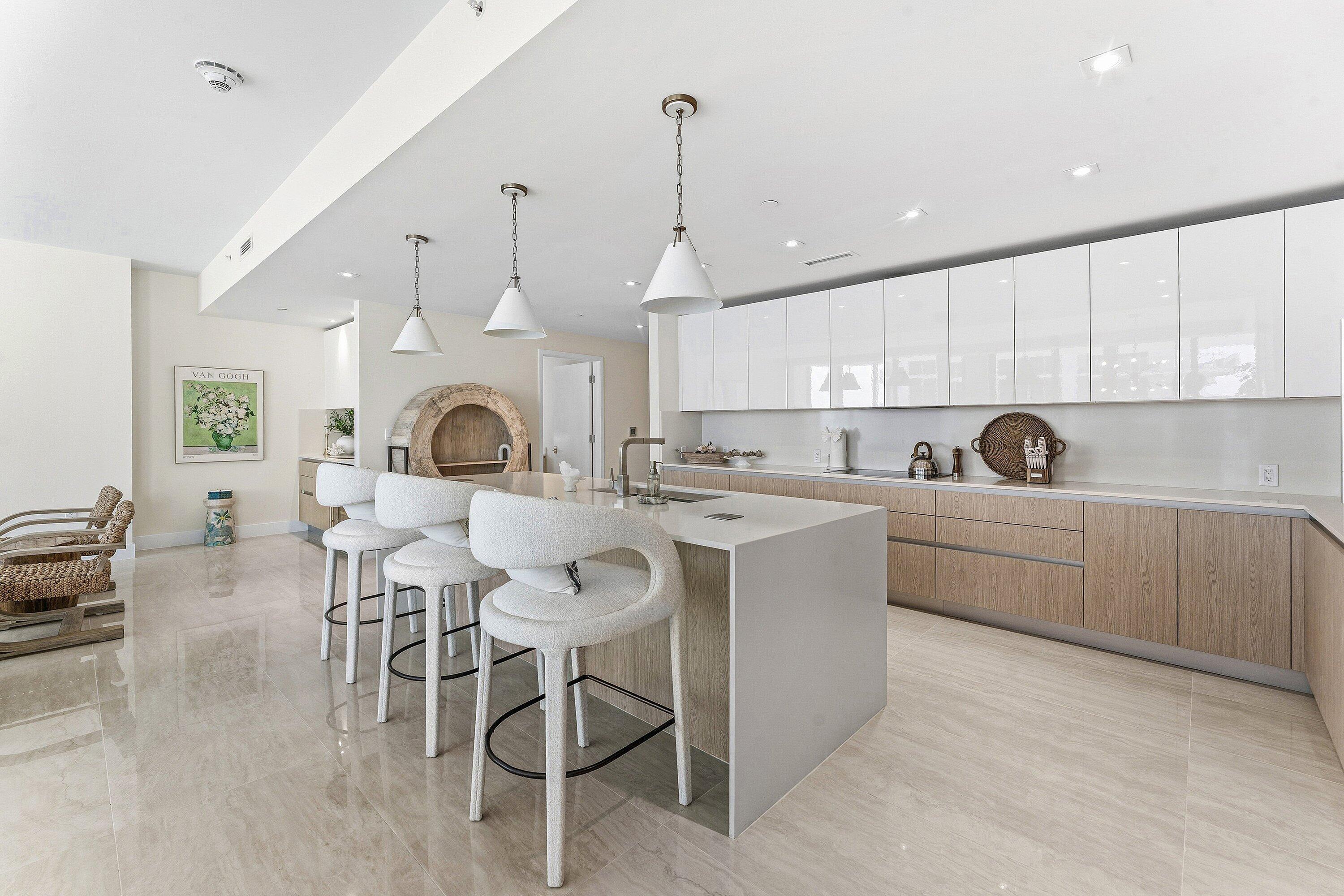 Image 4: 004-3100NorthOceanDrive-1702P-RivieraBea