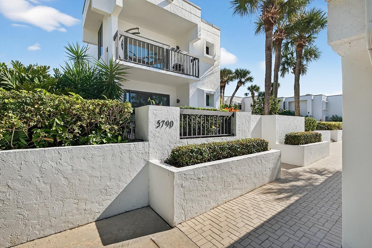Image 4: Front of Condo