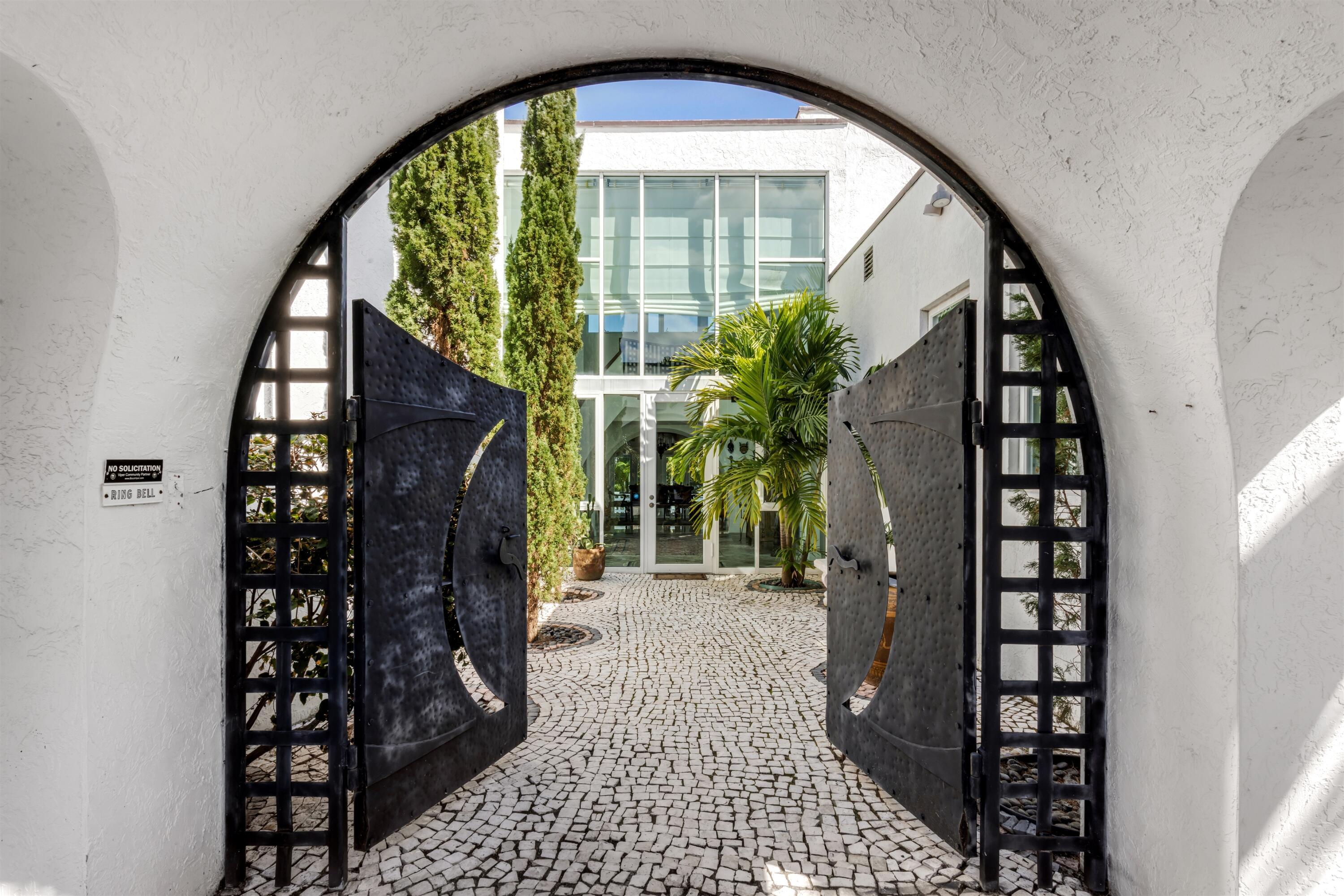 Image 4: COURTYARD_EB