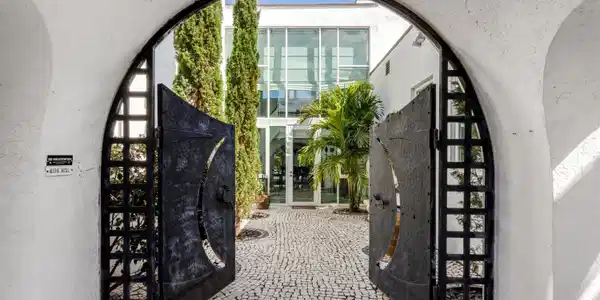 Image 4: COURTYARD_EB
