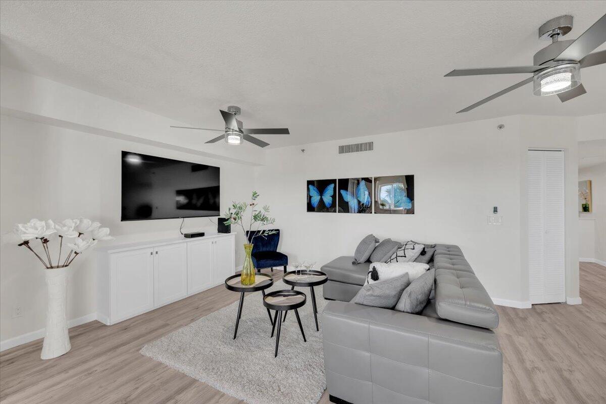 Image 3: 19-19 - 275 Palm Ave B304