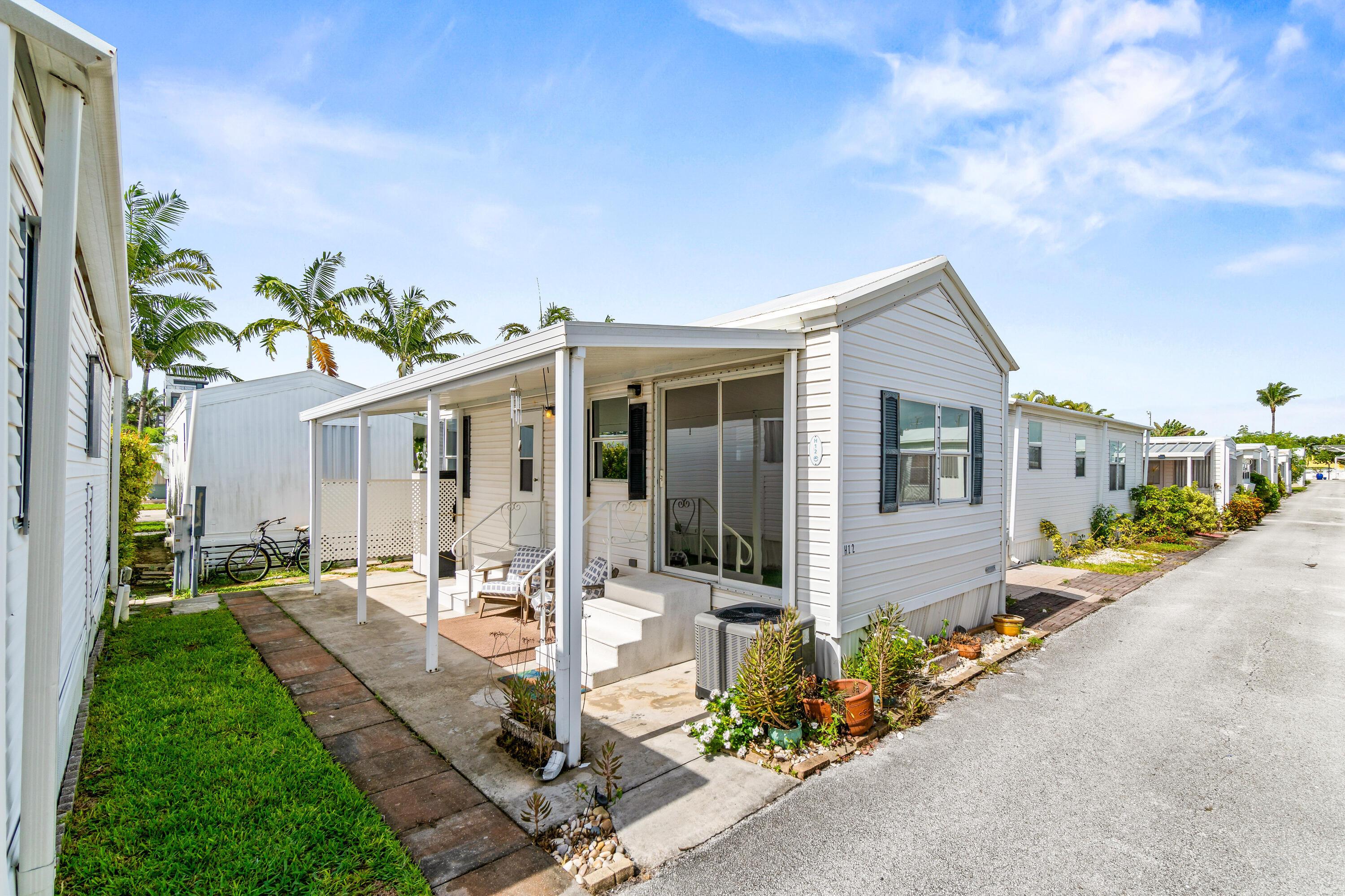 Image 2: 002-12HibiscusDrive-H-BrinyBreezes-FL-33