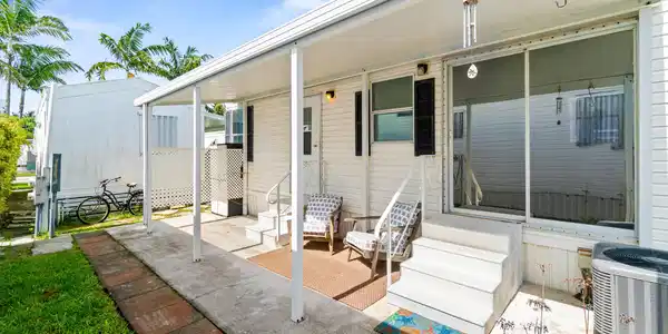 Image 3: 005-12HibiscusDrive-H-BrinyBreezes-FL-33