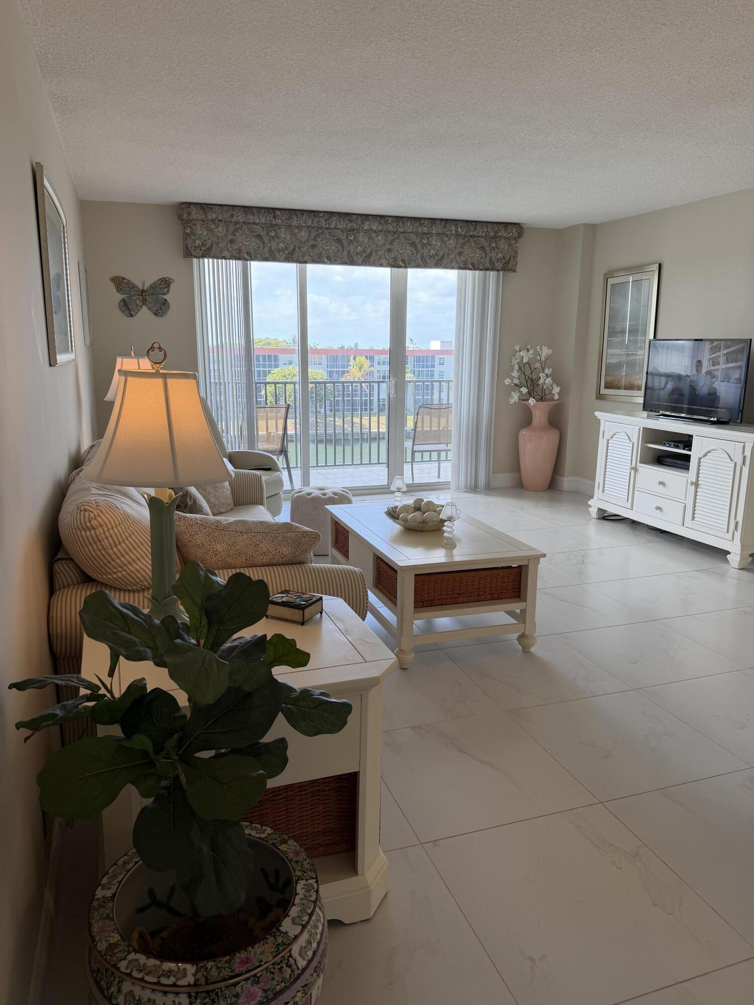 Image 3: Living room