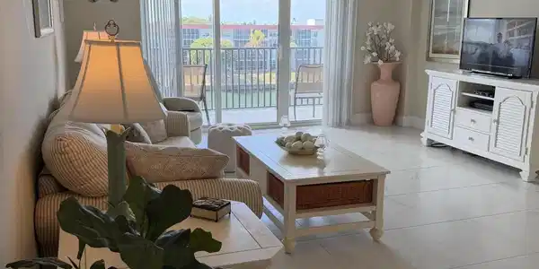 Image 3: Living room