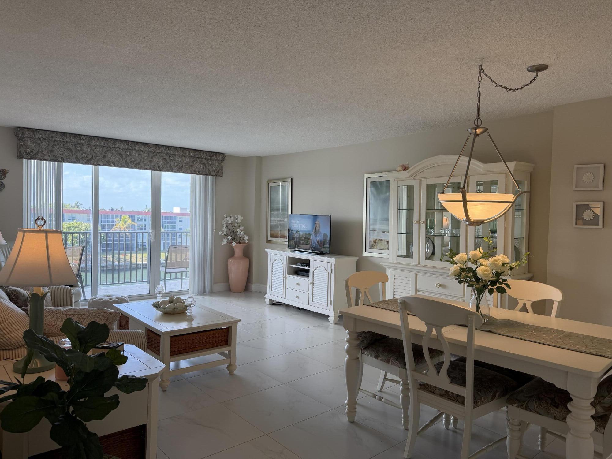 Image 4: Living/dining room