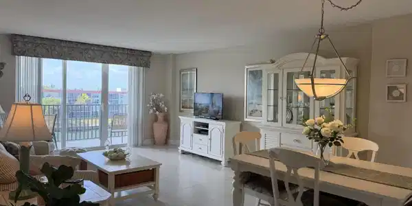 Image 4: Living/dining room