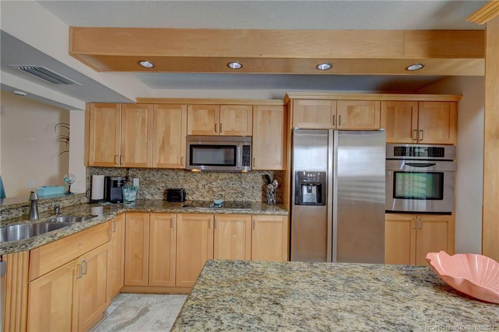Image 3: Large Kitchen with Granite