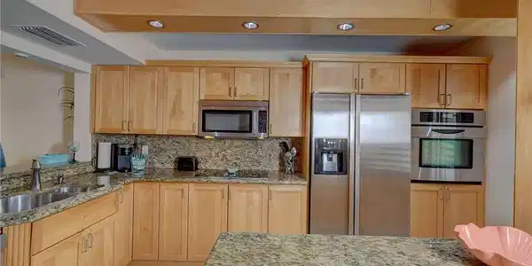 Image 3: Large Kitchen with Granite