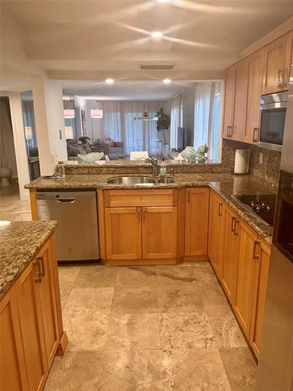 Image 4: Kitchen w/granite