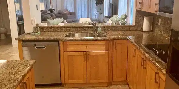 Image 4: Kitchen w/granite