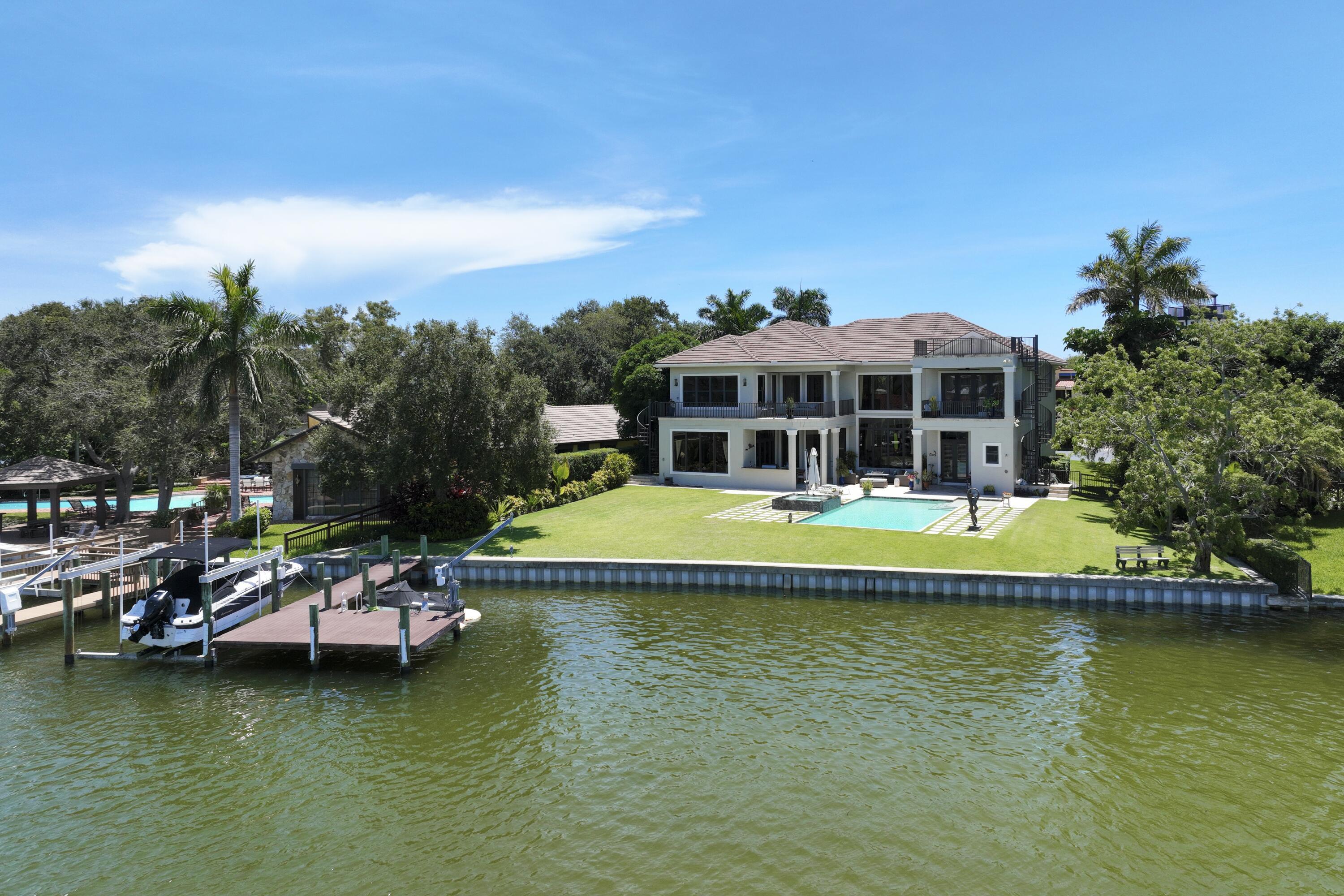 Image 3: BACK EXTERIOR