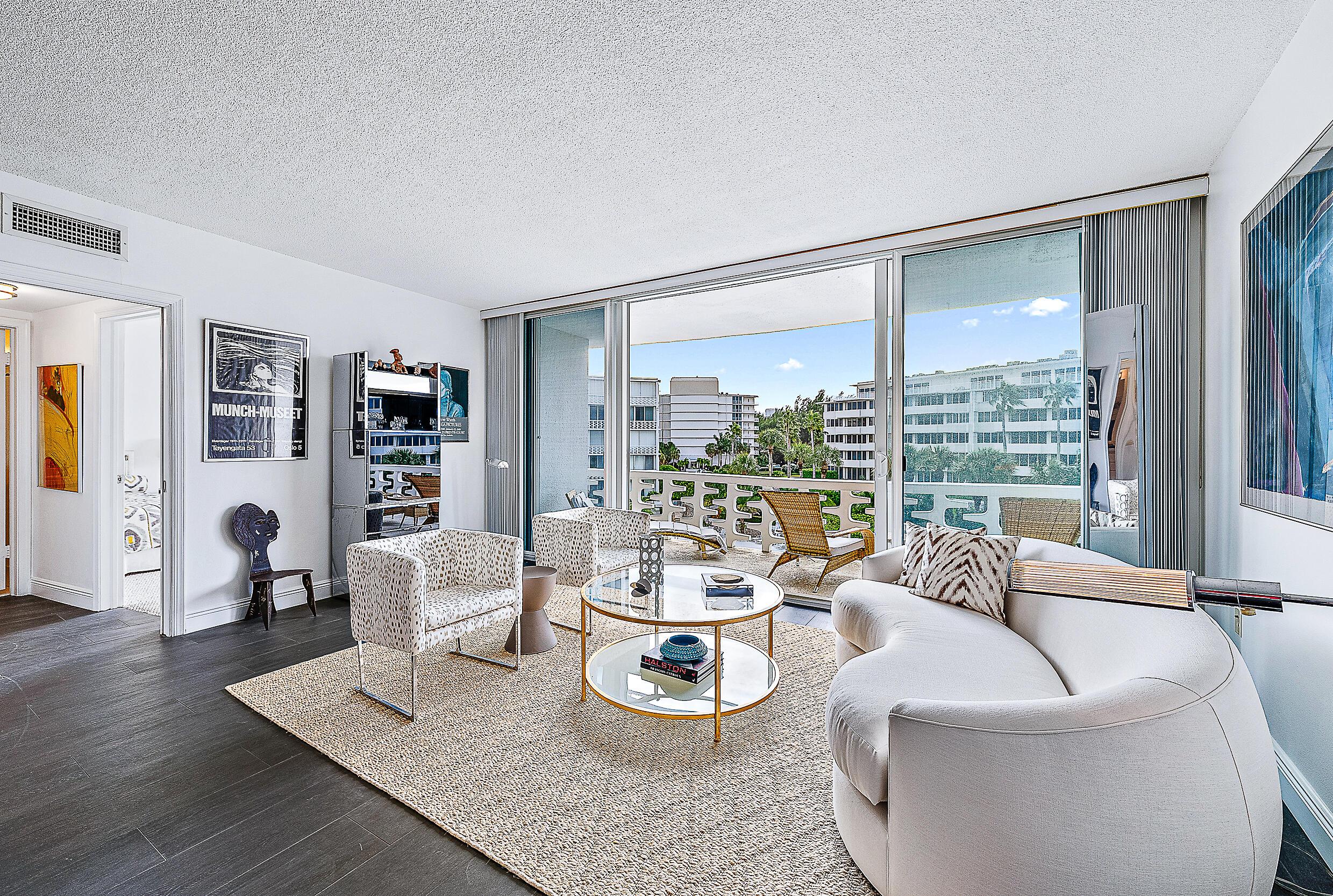 Image 4: Living Room