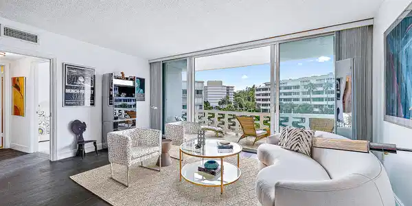 Image 4: Living Room