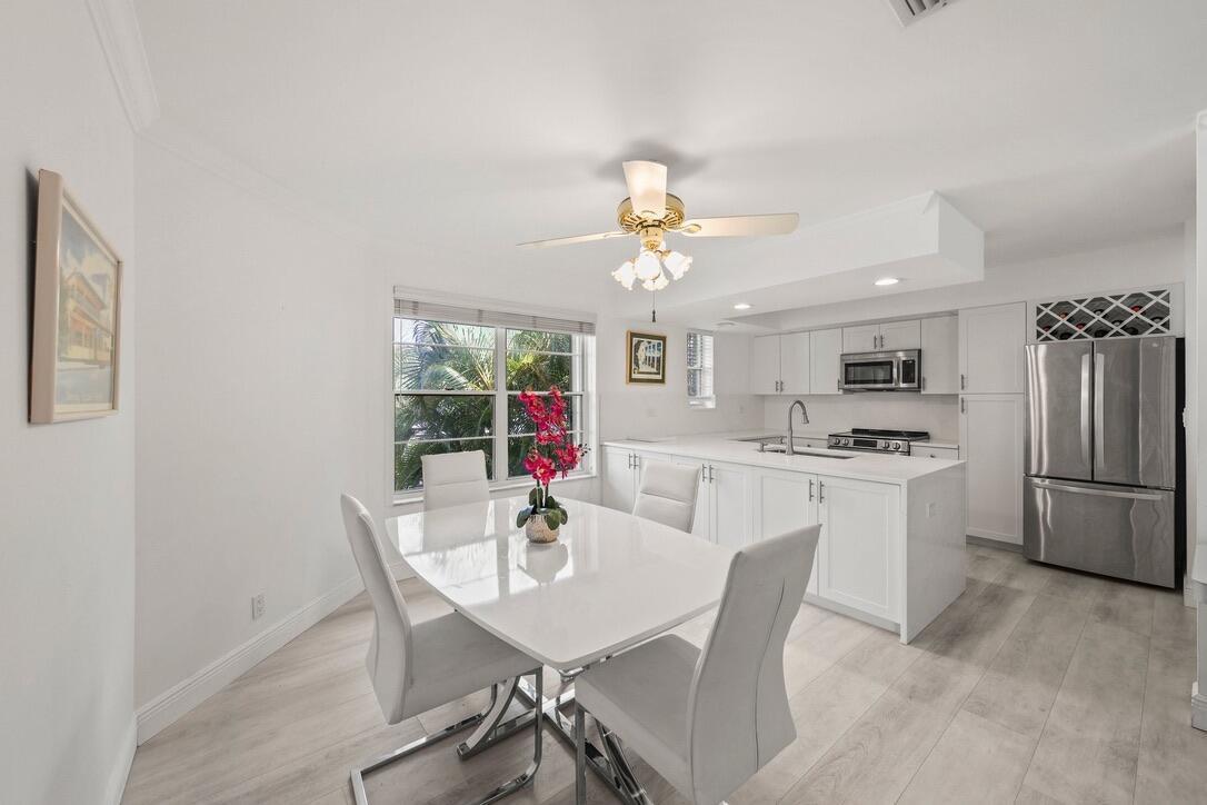 Image 4: Kitchen