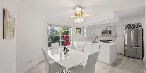 Image 4: Kitchen