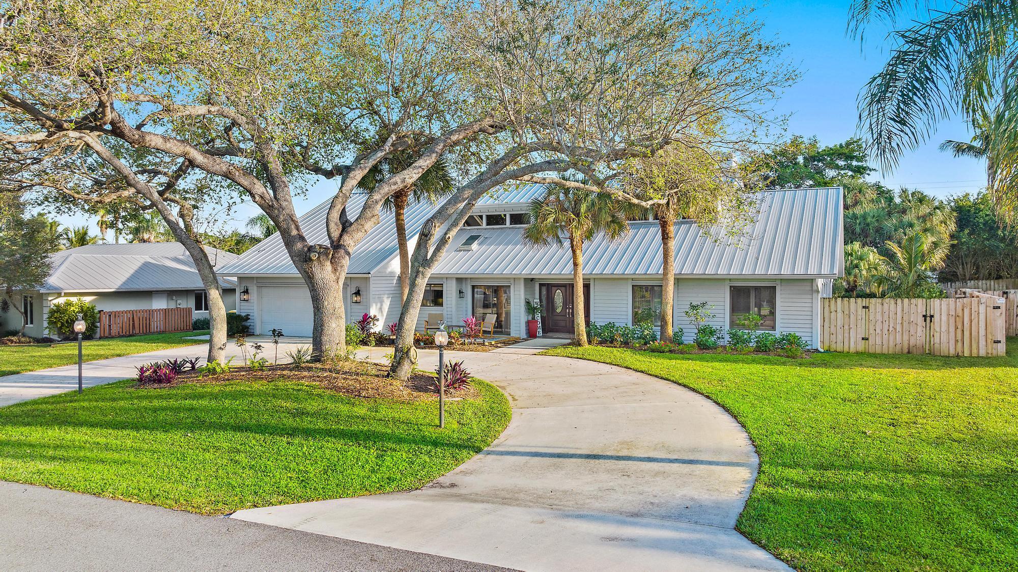 Image 2: Beautiful Circular Driveway