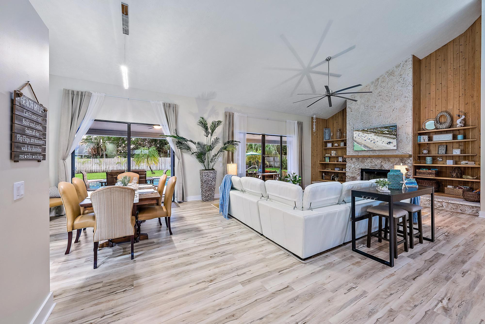 Image 4: Living/Dining Room