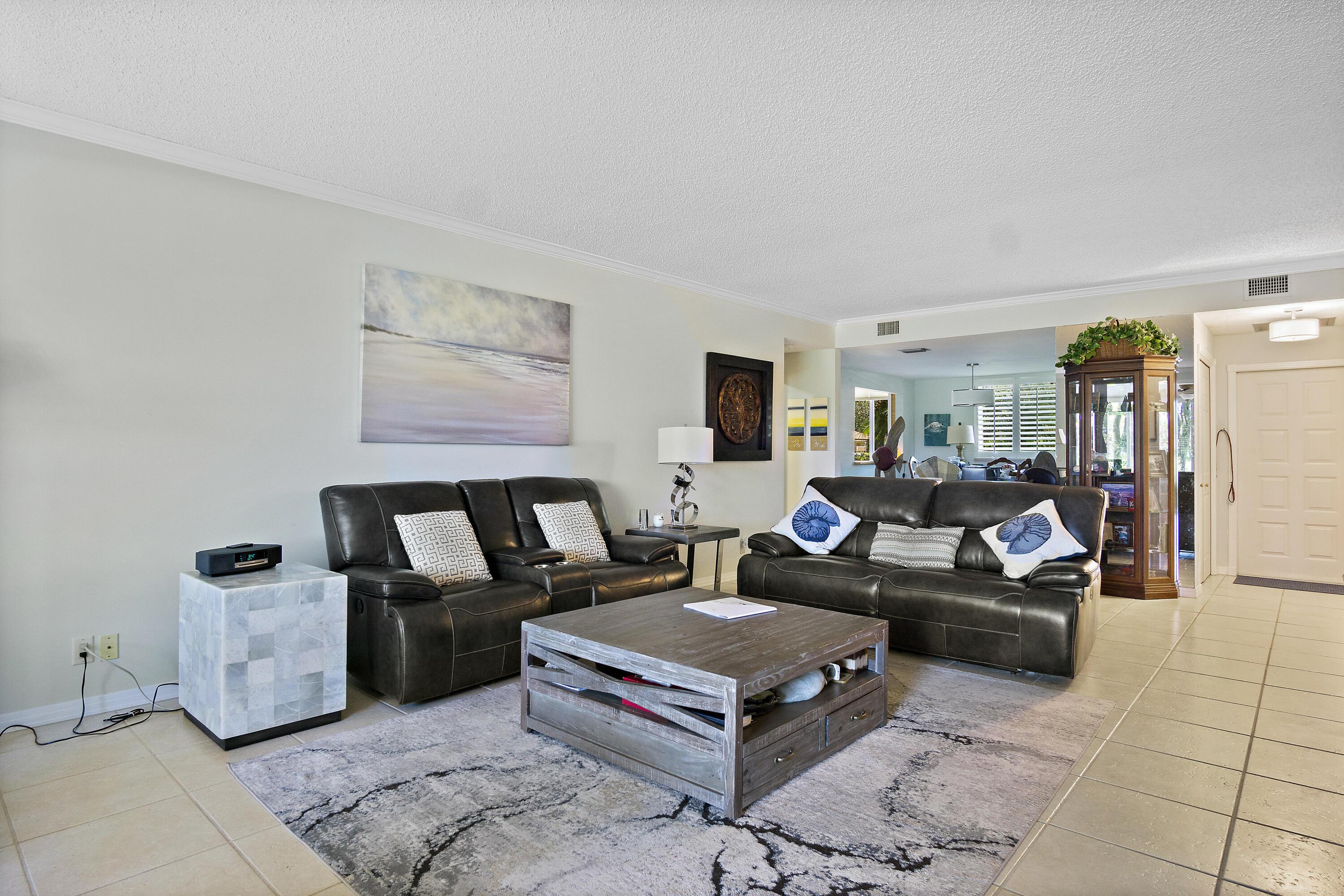 Image 4: 2c. Modern Living Room
