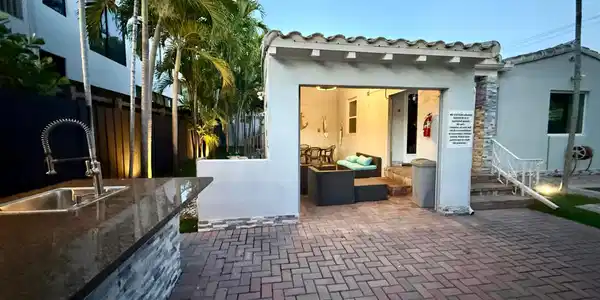 Image 3: 700 Exterior- 3