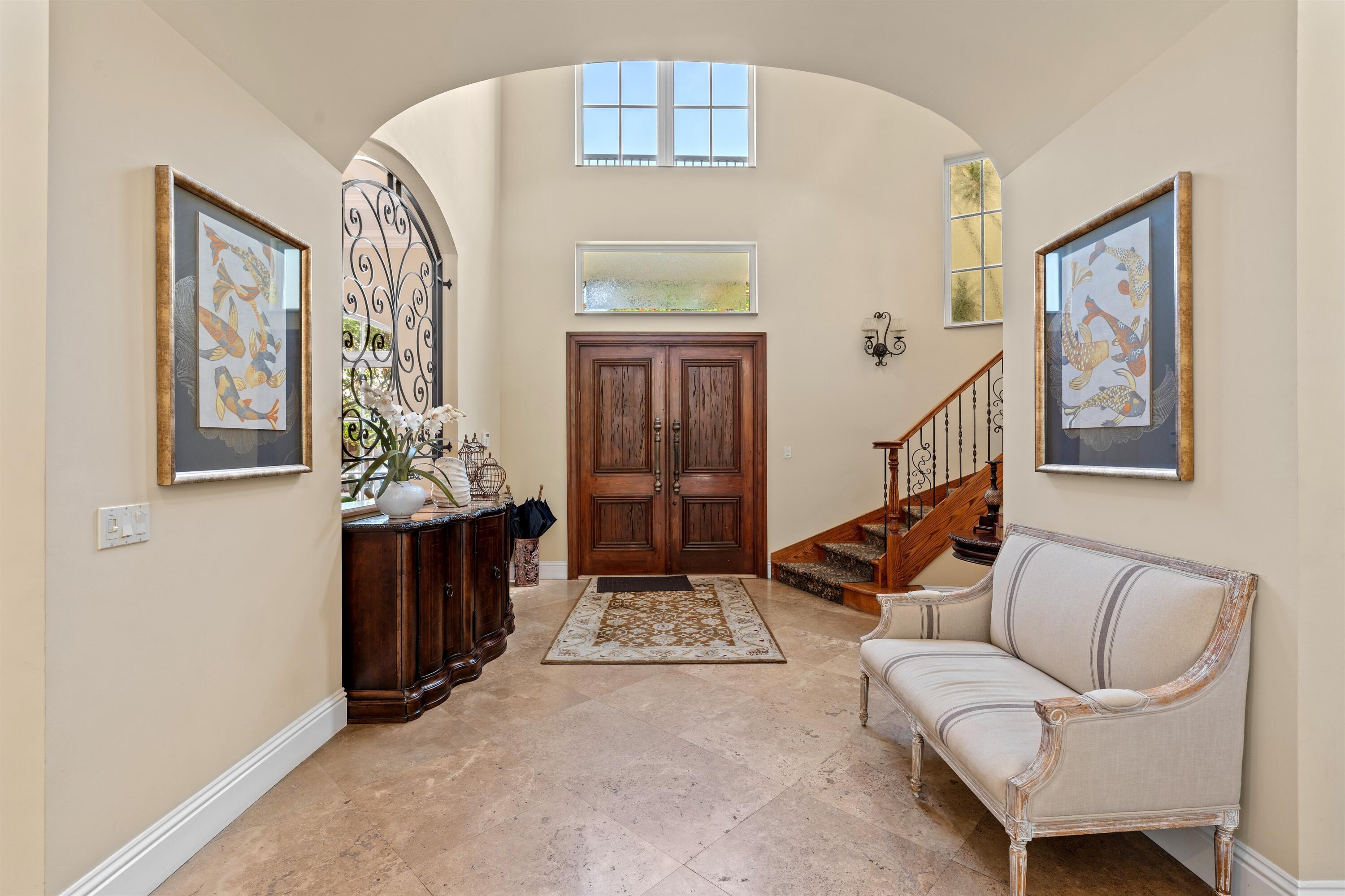 Image 3: FOYER_STRAIGHT