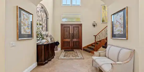 Image 3: FOYER_STRAIGHT