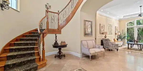 Image 4: FOYER_ANGLE
