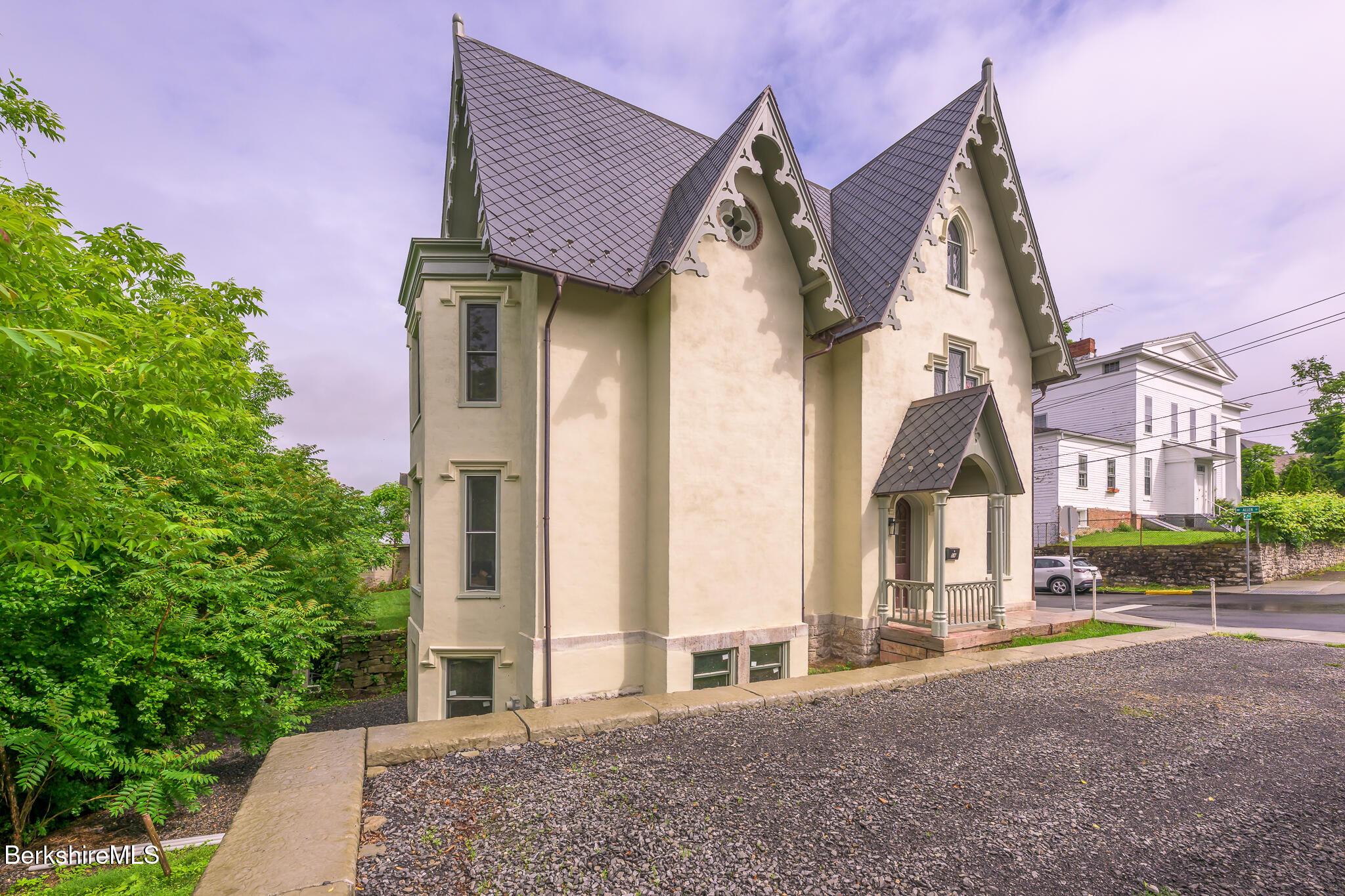 Image 3: Driveway/southeast ext