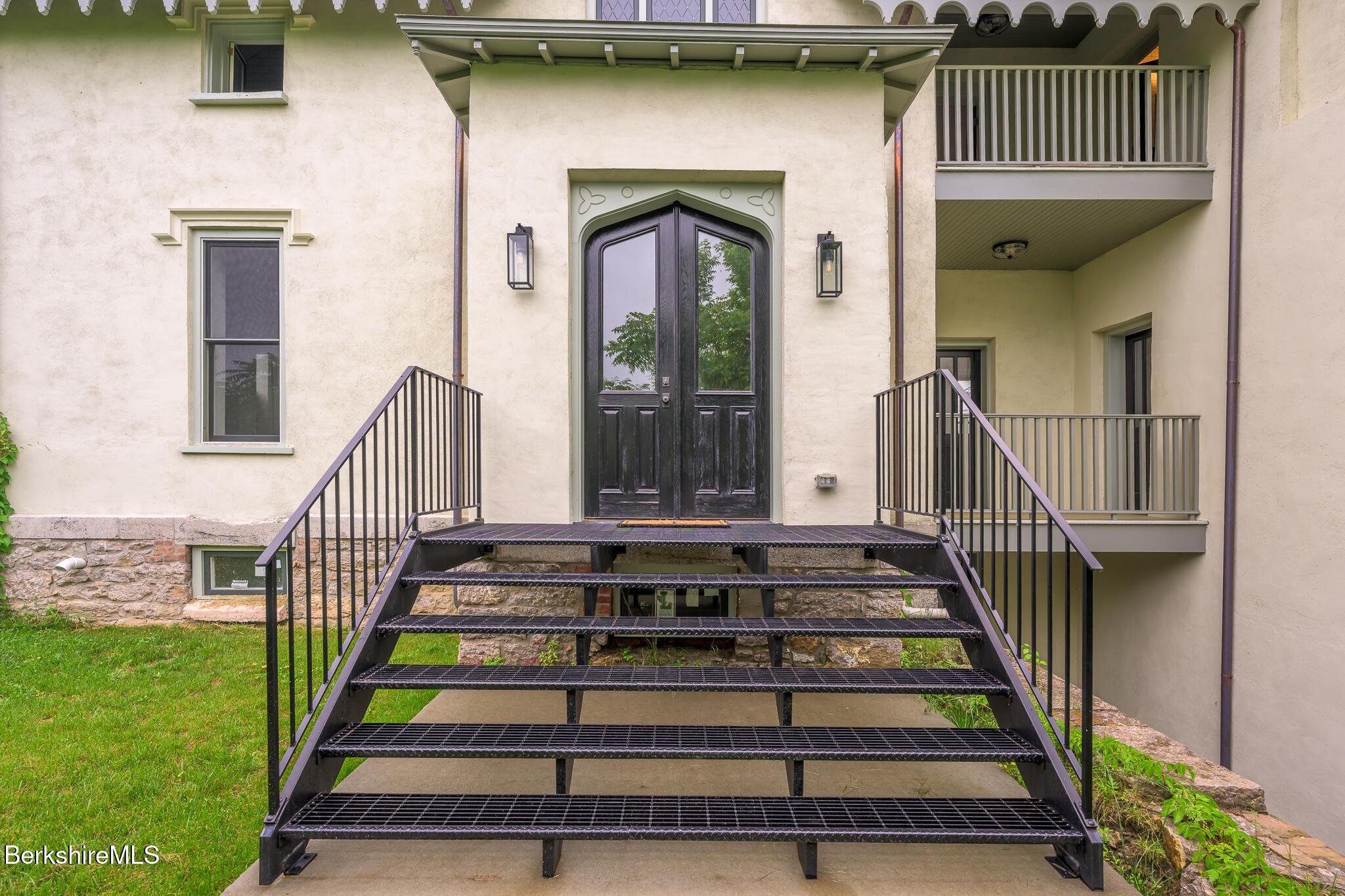 Image 4: Exterior Kitchen entry