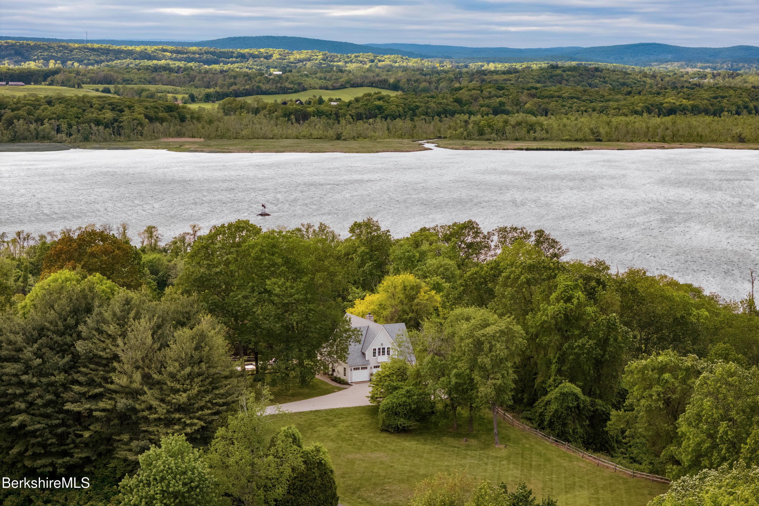 Image 3: Riversmeet - 3