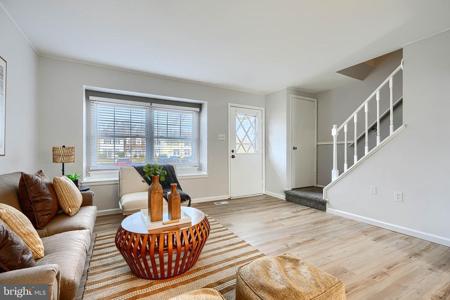 8 KING RICHARD COURT