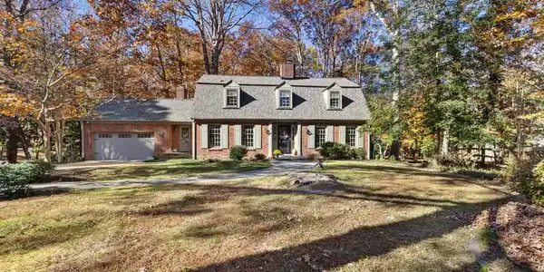 124 LAKE DRIVE