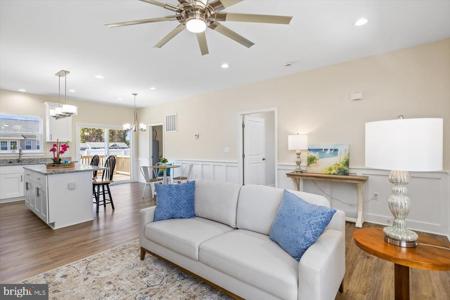 823 ROYAL WAY