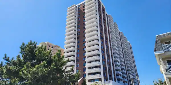 100 S BERKLEY SQUARE