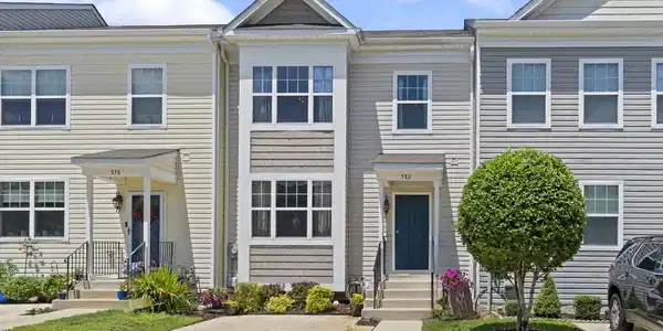 582 ENGLISH OAK LANE