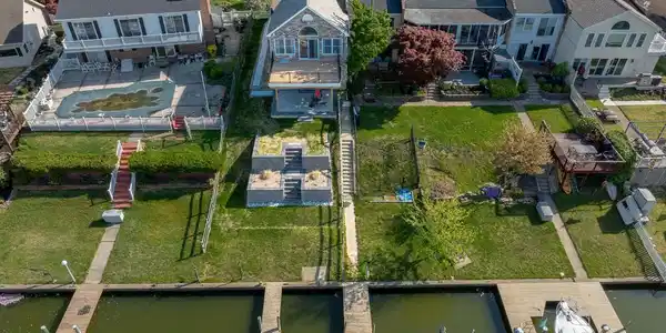 558 ANCHOR DRIVE