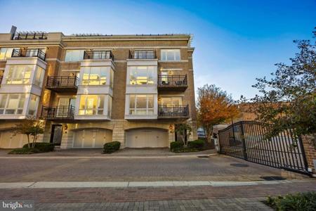 900 VALENCIA COURT
