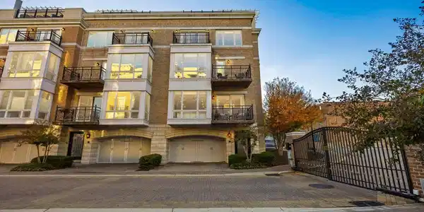 900 VALENCIA COURT
