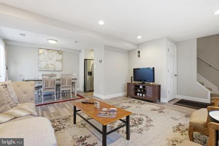 594 GLEN COURT