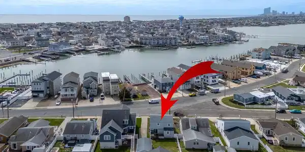 421 SHORE DRIVE