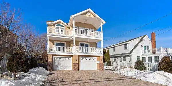 706 BAY AVENUE