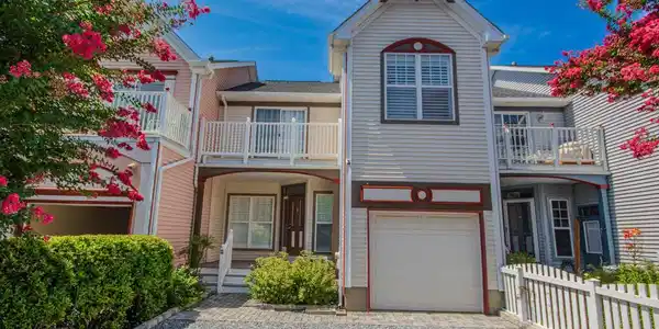 941 YACHT CLUB DRIVE