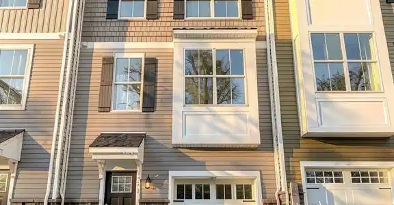 328 AQUA SQUARE