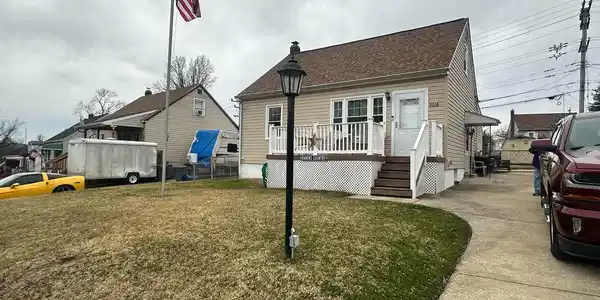 2208 GAYLAWN
